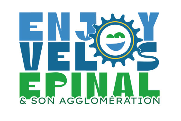 Logo mit großen blauen Buchstaben, einem blauen Zahnrad und einem kreisförmigen Emblem, das grüne Hügel und einen blauen Fluss zeigt, gefolgt von dem grünen Text „EPINAL“ und dem darunter stehenden Slogan „& SON AGGLOMERATION“.