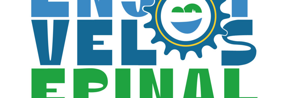 Logo mit großen blauen Buchstaben, einem blauen Zahnrad und einem kreisförmigen Emblem, das grüne Hügel und einen blauen Fluss zeigt, gefolgt von dem grünen Text „EPINAL“ und dem darunter stehenden Slogan „& SON AGGLOMERATION“.