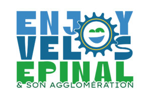 Logo mit dem Wort ENJOY in fetten blauen Buchstaben, mit einem Zahnrad um ein rundes Emblem mit grünen Hügeln und blauem Wasser sowie grünem Text „ENVIRONMENTAL“ darunter (plus kleinerem Untertitel).