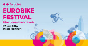 Eurobike Festival Plakat: großer pinkfarbener Text „EUROBIKE FESTIVAL“, Fahrräder in Bewegung, Stadtsilhouette und farbenfrohe kreisförmige Designs auf einem blauen Farbverlaufshintergrund.