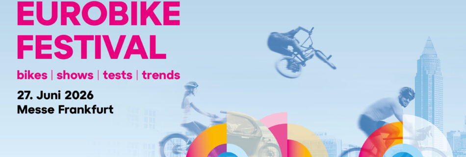 Eurobike Festival Plakat: großer pinkfarbener Text „EUROBIKE FESTIVAL“, Fahrräder in Bewegung, Stadtsilhouette und farbenfrohe kreisförmige Designs auf einem blauen Farbverlaufshintergrund.