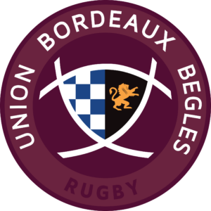 Logo: bordeauxfarbenes rundes Abzeichen mit Schild, blau kariert auf der linken Hälfte und orangefarbener Löwe auf schwarzer rechter Hälfte, umlaufender Text enthält „RUGBY“.