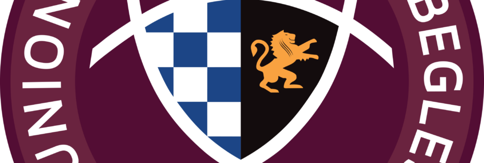 Logo: bordeauxfarbenes rundes Abzeichen mit Schild, blau kariert auf der linken Hälfte und orangefarbener Löwe auf schwarzer rechter Hälfte, umlaufender Text enthält „RUGBY“.